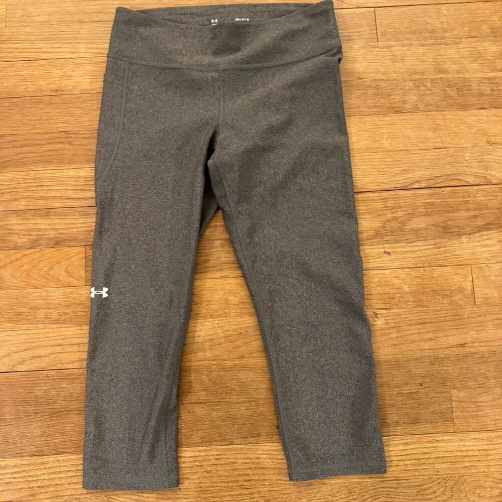 Women's Under Armour HEATGEAR athletic compression leggings cropped sz M
 b10